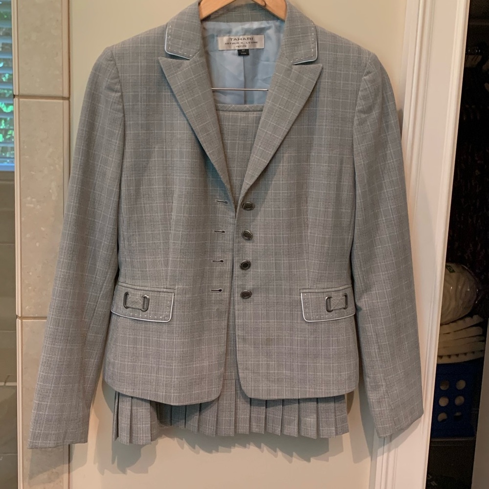 Beautiful Tahari skirt suit